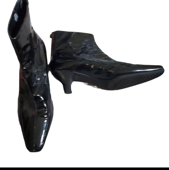Aerosoles shiny leather black booties 9 zip up kitten heel small defects Read - Picture 12 of 12